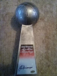 Chicago Bulls Besitzer JERRY REINSDORF signiert Hall of Fame 6-fach Weltmeister  - Bild 1 von 10