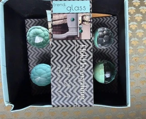 Tiradores de cajón de vidrio azul verdoso Hold Everything nuevos en caja 1 juego de 4 - Imagen 1 de 4