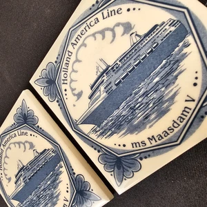 Set di 2 sottobicchieri per piastrelle Holland America Line MS MAASDAM V Blue Delft - Foto 1 di 12