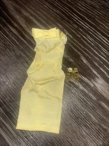 Vestido Vaina De Colección Barbie Amarillo Claro PAK, Etiquetado Mattel 1960 Con Zapatos - Imagen 1 de 6