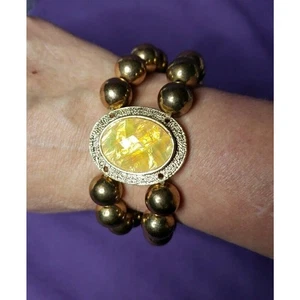 Goldfarbenes Doppelstrang Stretch Perlen Armband mit simuliertem gelbem Opal Akzent - Bild 1 von 8