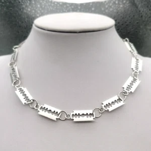 Collar gargantilla con dije de hoja de afeitar cadena de joyería gótico punk rock oscuro - Imagen 1 de 3