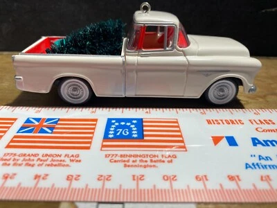 HALLMARK 1955 CHEVROLET CAMEO PICKUP BRANCO NATAL ORNAMENTADO COM ETIQUETA DE PREÇO - Imagem 1 de 4
