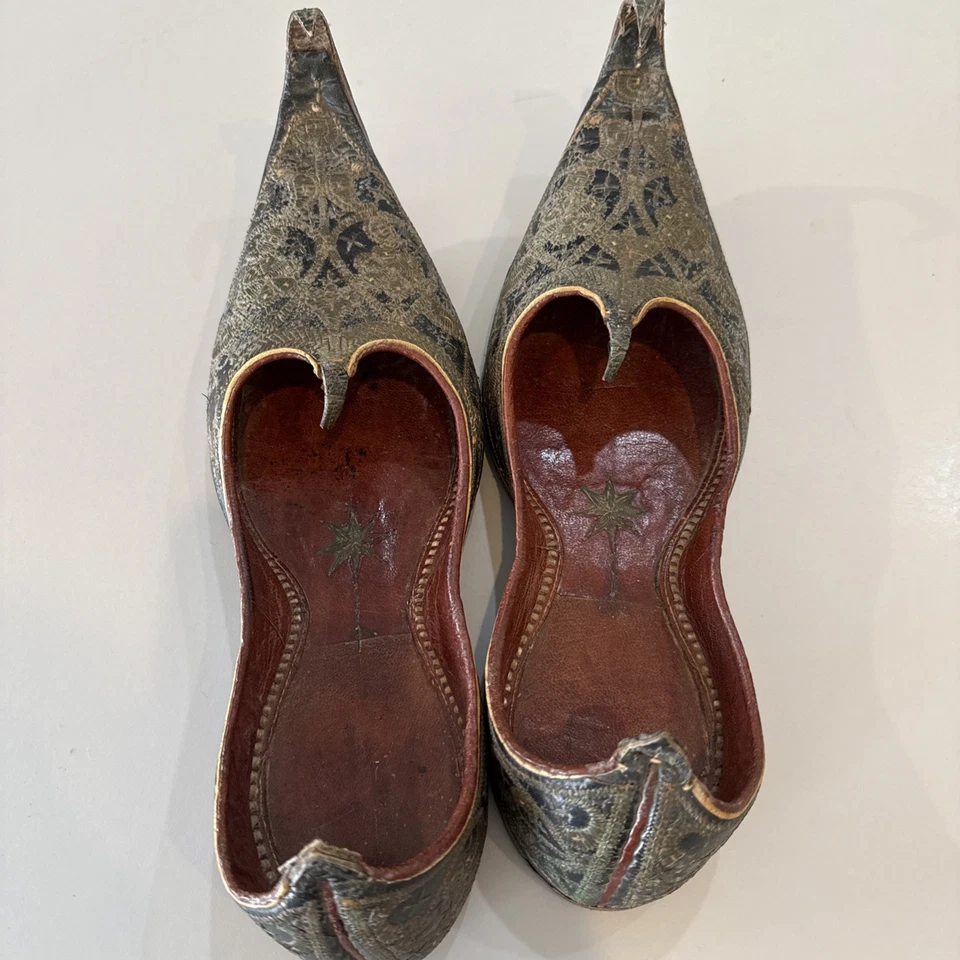 АНТИКВАРНЫЕ МАРОККАНСКИЕ ТУФЛИ-БАБУШИ НАЧАЛА 1900-Х РУЧНОЙ РАБОТЫ С МЕТАЛЛИЧЕСКОЙ ВЫШИВКОЙ - Изображение 1 из 4