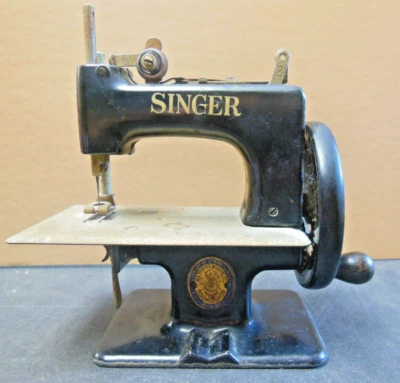 Máquina de coser miniatura vintage de manivela manual Singer - Funciona Foto 1 de 4