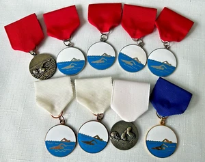Lote de 9 medallones insignia metales natación vintage cinta redonda y prendedor años 80 - Imagen 1 de 4