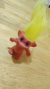 Muñeca Troll 2" Hecha en Corea con Pelo Amarillo - Imagen 1 de 3