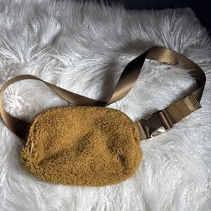 Lululemon Everywhere Gürteltasche Fleece Sherpa braun gold 1L Crossbody Hüfttasche - Bild 1 von 11