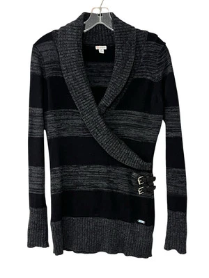 Suéter a rayas gris negro envolvente frontal con cuello en V Guess para mujer, talla pequeña Foto 1 de 4