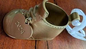 POTTERY BARN KIDS 2024 Ornamento stivaletto placcato ottone primo bambino - NUOVO - Foto 1 di 6