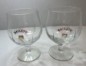 2 vasos de licor con pedestal hexagonal crema irlandesa Bailey’s, logotipo dorado - Imagen 1 de 4