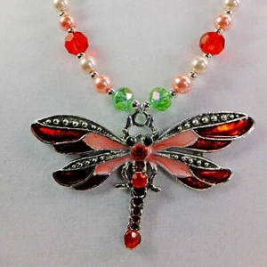 Collar Colgante Libélula Roja Peltre Rojo y Verde Rosa Vidrio con Perlas de Vidrio - Imagen 1 de 3