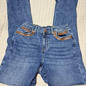 Denim & Co. Canyon Retreat Reg Easy Stretch Jeans Medium wash. Frayed hem Sz 10 - Picture 1 of 11
