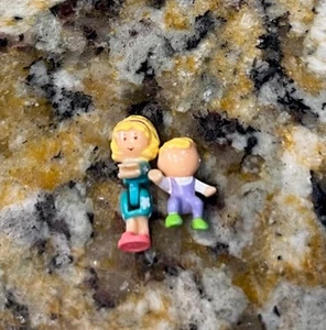 Vintage 1994 Polly Pocket Strolling Strollin’ Surprise 2 Figuren Mädchen & Baby - Bild 1 von 8