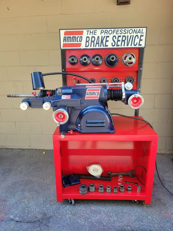 Torno de freno de disco y tambor Ammco 4000B cargado con adaptadores y herramientas Foto 1 de 4