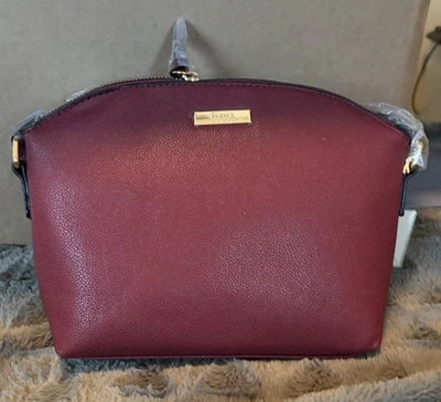 Bolso Bandolera de Hombro TRINA TURK Precio de venta sugerido por el fabricante $48 Color Vino Nuevo con Etiquetas Foto 1 de 4
