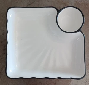 Plato de cerámica para salsa de inmersión de 2 secciones blanco con borde negro 7,2"x7,2" - Imagen 1 de 15