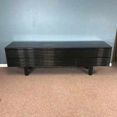 Credenza/vestidor italiano posmoderno lacado de alto brillo Foto 1 de 4