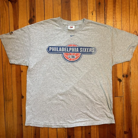 VINTAGE NIKE PHILADELPHIA 76ERS T-SHIRT 2000'S TEAM NIKE ADULT L CENTER SWOOSH Cover