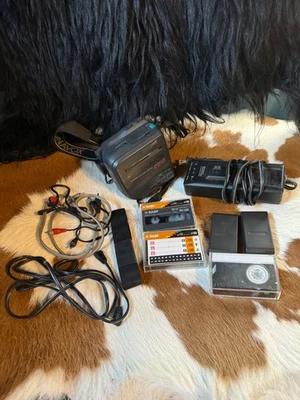 Magnavox CVL610AV01 Black 6:1 PowerZoom CCD Handheld Camcorder - untested - Image 1 of 4