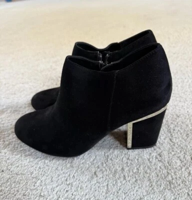 Botines Liz Claiborne de gamuza negros detalles dorados cremallera lateral para mujer talla 9” Foto 1 de 4