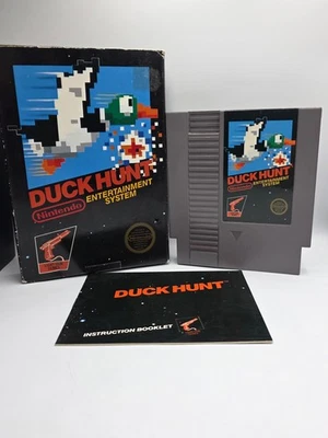 Duck Hunt (Nintendo NES, 1985) Completo CIB Sin Perforar Pestaña Colgante 5 Tornillos Foto 1 de 4