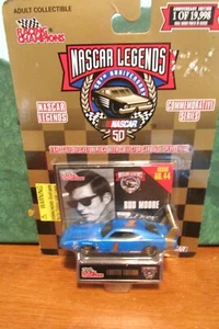 #44 EDICIÓN NASCAR LEGENDS RACING CHAMPIONS No. 1 BUD MOORE 1::64 W TARJETA Y SOPORTE! - Imagen 1 de 3