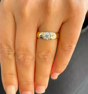 Anello di fidanzamento oro giallo massiccio 14 kt tondo cet moissanite semi lunetta 0,90 ctw - Foto 1 di 10