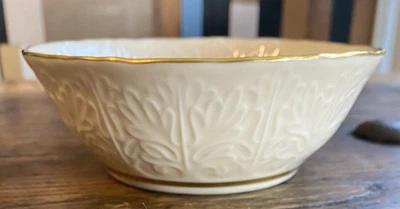 Lenox Marfil Repujado China Berry Postre Festoneado Borde Oro 24K Hecho en EE. UU. Foto 1 de 4