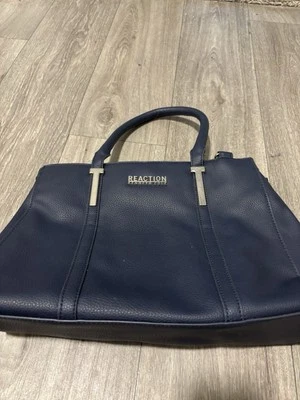 Bolso de mano Kenneth Cole Reaction multi compartimento azul oscuro Foto 1 de 4