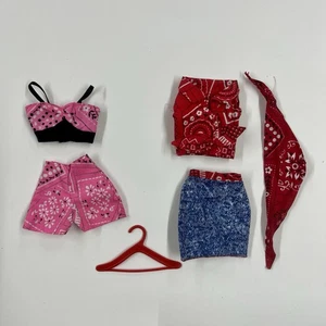 Barbie Rosa Y Rojo Bandana Trajes Lote De 2 Con Colgador Falda Corta - Imagen 1 de 5