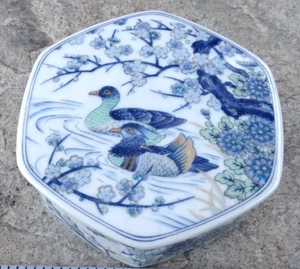 Caja hexagonal oriental vintage con tapa, patos en el estanque, Japón - Imagen 1 de 6