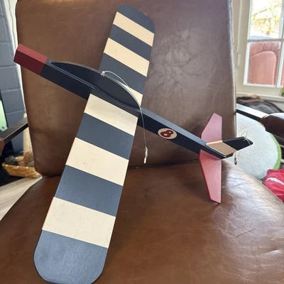 Avión de madera Pottery Barn niños decoración colgante dormitorio 24" azul blanco rayas 8 Foto 1 de 4