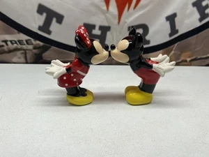 Vintage Disney Kissing Mickey Mouse und Minnie Mouse Keramik Salz und Pfefferstreuer - Bild 1 von 9