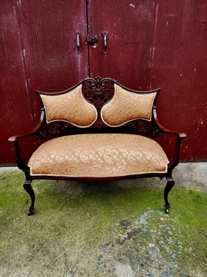 Antiguo banco tapizado de dos plazas de madera de cerezo Foto 1 de 4