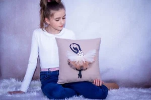 Dekokissen Ballerina Handarbeit Kissen auf Bestellung - Bild 1 von 12