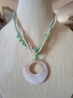 Impresionante collar de cuentas verde y beige de 3 hilos con colgante de madreperla Foto 1 de 4