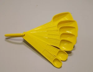 Vintage Tupperware Measuring Spoons 7 With Ring Plastic Yellow - Picture 1 of 5