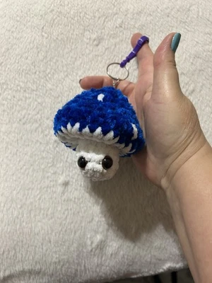 Llavero Mushroom Pop Azul y Blanco Amigurumi Peluche Ganchillo a Mano Foto 1 de 4