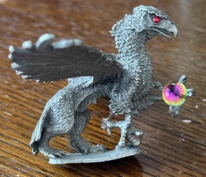 Zinn Greif mit roten Kristall Chip Augen hält einen Kristall von Bord Perry PP851 - Bild 1 von 4