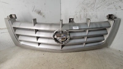 02-06 CADILLAC ESCALADE OEM EMBLEMA PARRILLA SUPERIOR DELANTERA PLATEADA METÁLICA Foto 1 de 4