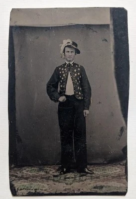 c1865 TINTYPE CIVIL WAR SOLDIER, HARDEE HAT w WHITE PLUME, approx. 35 GOLD STARS - Image 1 of 2