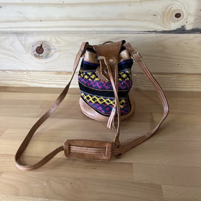 Bolso cubo boho vintage de cuero azteca tooled y tela de tapiz tejido brillante Foto 1 de 4