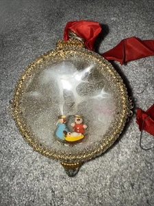 Vintage handgefertigter Weihnachtsschmuck Kunststoff Diorama mit Holzkrippe - Bild 1 von 3