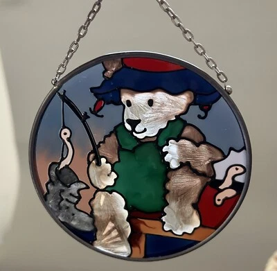 Arte de ventana Joan Baker Design Suncatcher 3” pesca de oso redondo Foto 1 de 3