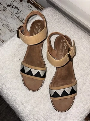 Sandalia Toms Camilla Tribal Talla 7 1/2 Cuero Hebilla Foto 1 de 4
