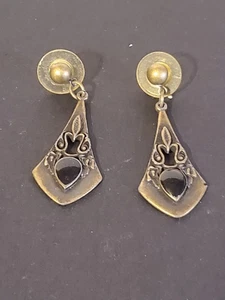 Pendientes colgantes vintage de latón - lágrima de vidrio negro - flor de lis gótico boho - Imagen 1 de 4