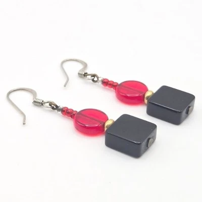 Pendientes colgantes hechos a mano cubo de ónix negro cuentas de vidrio redondas rojas gancho tono plata Foto 1 de 3