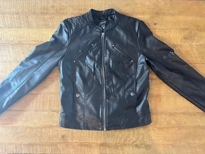 Jaqueta de couro sintético feminina Vero Moda tamanho médio estilo motociclista  - Imagem 1 de 4