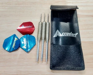 Vintage 3er Set Accudart Steel Tip Darts mit Original Lederetui & Flights - Bild 1 von 2